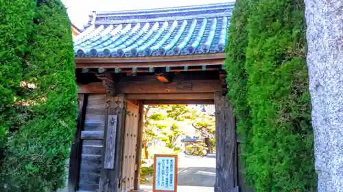 斉年寺の山門