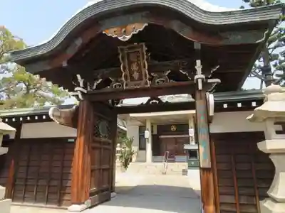 西宮成田山円満寺（圓満寺）の山門・神門