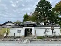 慈済院の山門・神門