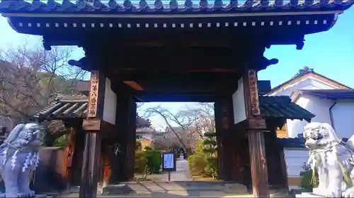 橘寺の山門