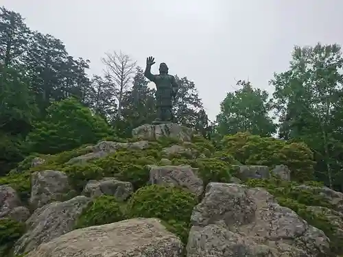 三峯神社の像