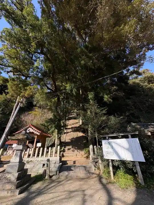 糸島市宇美八幡宮の{uncategorized: "未分類", other: "その他", undefined: "問題あり", building: "その他建物", grave: "お墓", sacred_gate: "鳥居", guardian: "狛犬", statue: "像", buddha: "仏像", history: "歴史", nature: "自然", garden: "庭園", animal: "動物", pagoda: "塔", temizu: "手水舎", mountain_gate: "山門・神門", sanctuary: "本殿・本堂", subordinate: "末社・摂社", art: "芸術", scenery: "景色", jizo: "地蔵", ema: "絵馬", goshuin: "御朱印", omikuji: "おみくじ", items: "授与品その他", amulet: "お守り", goshuincho: "御朱印帳", eats: "食事", festival: "お祭り", votive_dance: "神楽", shichigosan: "七五三参", wedding: "結婚式", experience: "体験その他", initially: "初詣", around: "周辺", anti_infection: "感染症対策"}