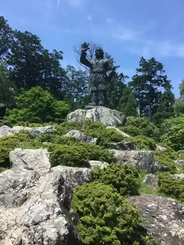 三峯神社の像