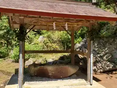 日間神社の手水舎