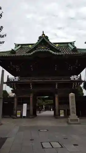 題経寺（柴又帝釈天）の山門