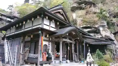 宝珠山 立石寺の本殿・本堂