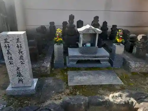 真観寺の{uncategorized: "未分類", other: "その他", undefined: "問題あり", building: "その他建物", grave: "お墓", sacred_gate: "鳥居", guardian: "狛犬", statue: "像", buddha: "仏像", history: "歴史", nature: "自然", garden: "庭園", animal: "動物", pagoda: "塔", temizu: "手水舎", mountain_gate: "山門・神門", sanctuary: "本殿・本堂", subordinate: "末社・摂社", art: "芸術", scenery: "景色", jizo: "地蔵", ema: "絵馬", goshuin: "御朱印", omikuji: "おみくじ", items: "授与品その他", amulet: "お守り", goshuincho: "御朱印帳", eats: "食事", festival: "お祭り", votive_dance: "神楽", shichigosan: "七五三参", wedding: "結婚式", experience: "体験その他", initially: "初詣", around: "周辺", anti_infection: "感染症対策"}