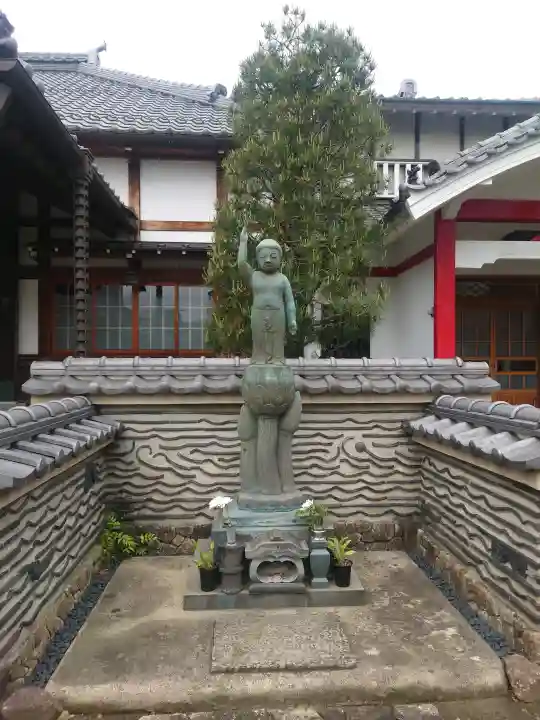 海徳寺の{uncategorized: "未分類", other: "その他", undefined: "問題あり", building: "その他建物", grave: "お墓", sacred_gate: "鳥居", guardian: "狛犬", statue: "像", buddha: "仏像", history: "歴史", nature: "自然", garden: "庭園", animal: "動物", pagoda: "塔", temizu: "手水舎", mountain_gate: "山門・神門", sanctuary: "本殿・本堂", subordinate: "末社・摂社", art: "芸術", scenery: "景色", jizo: "地蔵", ema: "絵馬", goshuin: "御朱印", omikuji: "おみくじ", items: "授与品その他", amulet: "お守り", goshuincho: "御朱印帳", eats: "食事", festival: "お祭り", votive_dance: "神楽", shichigosan: "七五三参", wedding: "結婚式", experience: "体験その他", initially: "初詣", around: "周辺", anti_infection: "感染症対策"}
