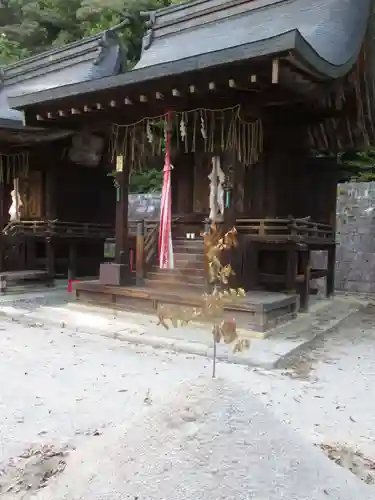 石座神社の本殿