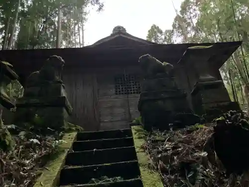 十二所神社の{uncategorized: "未分類", other: "その他", undefined: "問題あり", building: "その他建物", grave: "お墓", sacred_gate: "鳥居", guardian: "狛犬", statue: "像", buddha: "仏像", history: "歴史", nature: "自然", garden: "庭園", animal: "動物", pagoda: "塔", temizu: "手水舎", mountain_gate: "山門・神門", sanctuary: "本殿・本堂", subordinate: "末社・摂社", art: "芸術", scenery: "景色", jizo: "地蔵", ema: "絵馬", goshuin: "御朱印", omikuji: "おみくじ", items: "授与品その他", amulet: "お守り", goshuincho: "御朱印帳", eats: "食事", festival: "お祭り", votive_dance: "神楽", shichigosan: "七五三参", wedding: "結婚式", experience: "体験その他", initially: "初詣", around: "周辺", anti_infection: "感染症対策"}