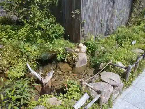 鉄道神社の庭園