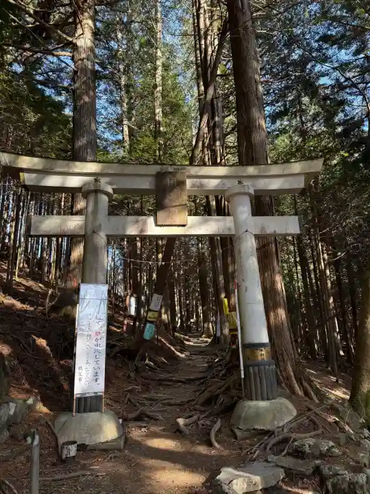 三峯神社奥宮の{uncategorized: "未分類", other: "その他", undefined: "問題あり", building: "その他建物", grave: "お墓", sacred_gate: "鳥居", guardian: "狛犬", statue: "像", buddha: "仏像", history: "歴史", nature: "自然", garden: "庭園", animal: "動物", pagoda: "塔", temizu: "手水舎", mountain_gate: "山門・神門", sanctuary: "本殿・本堂", subordinate: "末社・摂社", art: "芸術", scenery: "景色", jizo: "地蔵", ema: "絵馬", goshuin: "御朱印", omikuji: "おみくじ", items: "授与品その他", amulet: "お守り", goshuincho: "御朱印帳", eats: "食事", festival: "お祭り", votive_dance: "神楽", shichigosan: "七五三参", wedding: "結婚式", experience: "体験その他", initially: "初詣", around: "周辺", anti_infection: "感染症対策"}