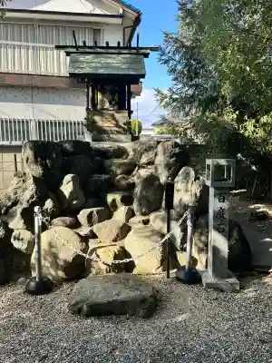 玉三稲荷神社の{uncategorized: "未分類", other: "その他", undefined: "問題あり", building: "その他建物", grave: "お墓", sacred_gate: "鳥居", guardian: "狛犬", statue: "像", buddha: "仏像", history: "歴史", nature: "自然", garden: "庭園", animal: "動物", pagoda: "塔", temizu: "手水舎", mountain_gate: "山門・神門", sanctuary: "本殿・本堂", subordinate: "末社・摂社", art: "芸術", scenery: "景色", jizo: "地蔵", ema: "絵馬", goshuin: "御朱印", omikuji: "おみくじ", items: "授与品その他", amulet: "お守り", goshuincho: "御朱印帳", eats: "食事", festival: "お祭り", votive_dance: "神楽", shichigosan: "七五三参", wedding: "結婚式", experience: "体験その他", initially: "初詣", around: "周辺", anti_infection: "感染症対策"}