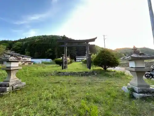 野平神社の{uncategorized: "未分類", other: "その他", undefined: "問題あり", building: "その他建物", grave: "お墓", sacred_gate: "鳥居", guardian: "狛犬", statue: "像", buddha: "仏像", history: "歴史", nature: "自然", garden: "庭園", animal: "動物", pagoda: "塔", temizu: "手水舎", mountain_gate: "山門・神門", sanctuary: "本殿・本堂", subordinate: "末社・摂社", art: "芸術", scenery: "景色", jizo: "地蔵", ema: "絵馬", goshuin: "御朱印", omikuji: "おみくじ", items: "授与品その他", amulet: "お守り", goshuincho: "御朱印帳", eats: "食事", festival: "お祭り", votive_dance: "神楽", shichigosan: "七五三参", wedding: "結婚式", experience: "体験その他", initially: "初詣", around: "周辺", anti_infection: "感染症対策"}