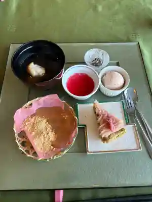 石清水八幡宮の{uncategorized: "未分類", other: "その他", undefined: "問題あり", building: "その他建物", grave: "お墓", sacred_gate: "鳥居", guardian: "狛犬", statue: "像", buddha: "仏像", history: "歴史", nature: "自然", garden: "庭園", animal: "動物", pagoda: "塔", temizu: "手水舎", mountain_gate: "山門・神門", sanctuary: "本殿・本堂", subordinate: "末社・摂社", art: "芸術", scenery: "景色", jizo: "地蔵", ema: "絵馬", goshuin: "御朱印", omikuji: "おみくじ", items: "授与品その他", amulet: "お守り", goshuincho: "御朱印帳", eats: "食事", festival: "お祭り", votive_dance: "神楽", shichigosan: "七五三参", wedding: "結婚式", experience: "体験その他", initially: "初詣", around: "周辺", anti_infection: "感染症対策"}