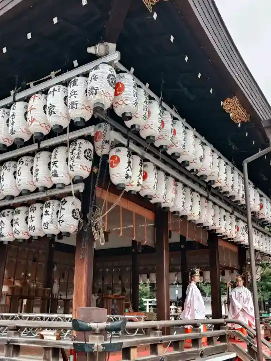 八坂神社(祇園さん)の{uncategorized: "未分類", other: "その他", undefined: "問題あり", building: "その他建物", grave: "お墓", sacred_gate: "鳥居", guardian: "狛犬", statue: "像", buddha: "仏像", history: "歴史", nature: "自然", garden: "庭園", animal: "動物", pagoda: "塔", temizu: "手水舎", mountain_gate: "山門・神門", sanctuary: "本殿・本堂", subordinate: "末社・摂社", art: "芸術", scenery: "景色", jizo: "地蔵", ema: "絵馬", goshuin: "御朱印", omikuji: "おみくじ", items: "授与品その他", amulet: "お守り", goshuincho: "御朱印帳", eats: "食事", festival: "お祭り", votive_dance: "神楽", shichigosan: "七五三参", wedding: "結婚式", experience: "体験その他", initially: "初詣", around: "周辺", anti_infection: "感染症対策"}