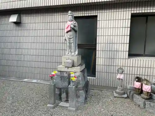 真慶寺の{uncategorized: "未分類", other: "その他", undefined: "問題あり", building: "その他建物", grave: "お墓", sacred_gate: "鳥居", guardian: "狛犬", statue: "像", buddha: "仏像", history: "歴史", nature: "自然", garden: "庭園", animal: "動物", pagoda: "塔", temizu: "手水舎", mountain_gate: "山門・神門", sanctuary: "本殿・本堂", subordinate: "末社・摂社", art: "芸術", scenery: "景色", jizo: "地蔵", ema: "絵馬", goshuin: "御朱印", omikuji: "おみくじ", items: "授与品その他", amulet: "お守り", goshuincho: "御朱印帳", eats: "食事", festival: "お祭り", votive_dance: "神楽", shichigosan: "七五三参", wedding: "結婚式", experience: "体験その他", initially: "初詣", around: "周辺", anti_infection: "感染症対策"}