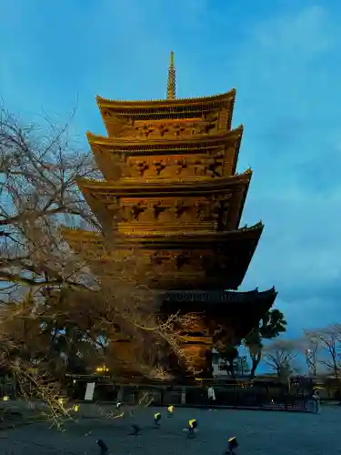 東寺（教王護国寺）の{uncategorized: "未分類", other: "その他", undefined: "問題あり", building: "その他建物", grave: "お墓", sacred_gate: "鳥居", guardian: "狛犬", statue: "像", buddha: "仏像", history: "歴史", nature: "自然", garden: "庭園", animal: "動物", pagoda: "塔", temizu: "手水舎", mountain_gate: "山門・神門", sanctuary: "本殿・本堂", subordinate: "末社・摂社", art: "芸術", scenery: "景色", jizo: "地蔵", ema: "絵馬", goshuin: "御朱印", omikuji: "おみくじ", items: "授与品その他", amulet: "お守り", goshuincho: "御朱印帳", eats: "食事", festival: "お祭り", votive_dance: "神楽", shichigosan: "七五三参", wedding: "結婚式", experience: "体験その他", initially: "初詣", around: "周辺", anti_infection: "感染症対策"}