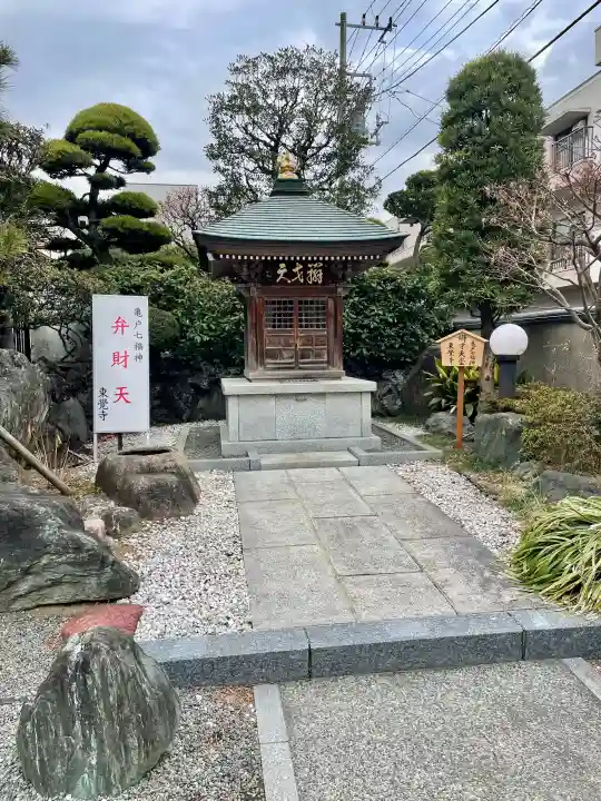 東覺寺の{uncategorized: "未分類", other: "その他", undefined: "問題あり", building: "その他建物", grave: "お墓", sacred_gate: "鳥居", guardian: "狛犬", statue: "像", buddha: "仏像", history: "歴史", nature: "自然", garden: "庭園", animal: "動物", pagoda: "塔", temizu: "手水舎", mountain_gate: "山門・神門", sanctuary: "本殿・本堂", subordinate: "末社・摂社", art: "芸術", scenery: "景色", jizo: "地蔵", ema: "絵馬", goshuin: "御朱印", omikuji: "おみくじ", items: "授与品その他", amulet: "お守り", goshuincho: "御朱印帳", eats: "食事", festival: "お祭り", votive_dance: "神楽", shichigosan: "七五三参", wedding: "結婚式", experience: "体験その他", initially: "初詣", around: "周辺", anti_infection: "感染症対策"}