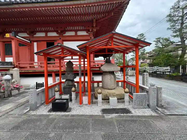 六波羅蜜寺の{uncategorized: "未分類", other: "その他", undefined: "問題あり", building: "その他建物", grave: "お墓", sacred_gate: "鳥居", guardian: "狛犬", statue: "像", buddha: "仏像", history: "歴史", nature: "自然", garden: "庭園", animal: "動物", pagoda: "塔", temizu: "手水舎", mountain_gate: "山門・神門", sanctuary: "本殿・本堂", subordinate: "末社・摂社", art: "芸術", scenery: "景色", jizo: "地蔵", ema: "絵馬", goshuin: "御朱印", omikuji: "おみくじ", items: "授与品その他", amulet: "お守り", goshuincho: "御朱印帳", eats: "食事", festival: "お祭り", votive_dance: "神楽", shichigosan: "七五三参", wedding: "結婚式", experience: "体験その他", initially: "初詣", around: "周辺", anti_infection: "感染症対策"}