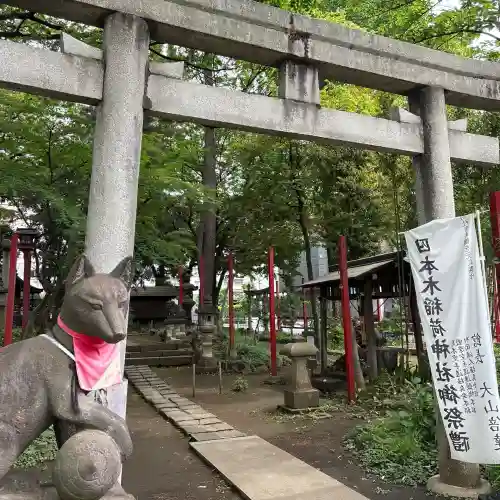四本木稲荷神社の{uncategorized: "未分類", other: "その他", undefined: "問題あり", building: "その他建物", grave: "お墓", sacred_gate: "鳥居", guardian: "狛犬", statue: "像", buddha: "仏像", history: "歴史", nature: "自然", garden: "庭園", animal: "動物", pagoda: "塔", temizu: "手水舎", mountain_gate: "山門・神門", sanctuary: "本殿・本堂", subordinate: "末社・摂社", art: "芸術", scenery: "景色", jizo: "地蔵", ema: "絵馬", goshuin: "御朱印", omikuji: "おみくじ", items: "授与品その他", amulet: "お守り", goshuincho: "御朱印帳", eats: "食事", festival: "お祭り", votive_dance: "神楽", shichigosan: "七五三参", wedding: "結婚式", experience: "体験その他", initially: "初詣", around: "周辺", anti_infection: "感染症対策"}