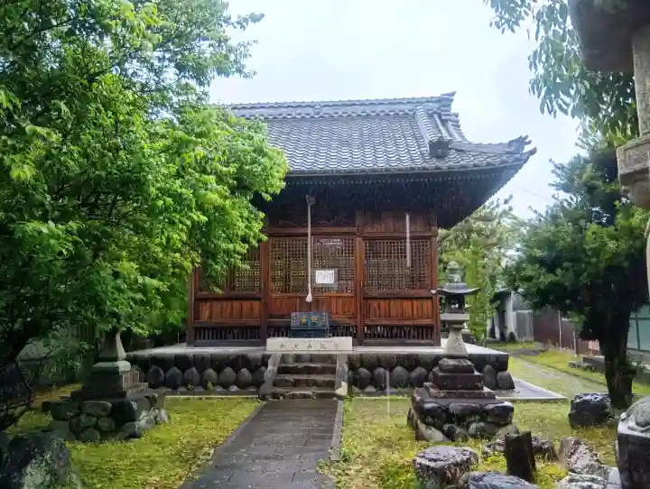 神明神社の{uncategorized: "未分類", other: "その他", undefined: "問題あり", building: "その他建物", grave: "お墓", sacred_gate: "鳥居", guardian: "狛犬", statue: "像", buddha: "仏像", history: "歴史", nature: "自然", garden: "庭園", animal: "動物", pagoda: "塔", temizu: "手水舎", mountain_gate: "山門・神門", sanctuary: "本殿・本堂", subordinate: "末社・摂社", art: "芸術", scenery: "景色", jizo: "地蔵", ema: "絵馬", goshuin: "御朱印", omikuji: "おみくじ", items: "授与品その他", amulet: "お守り", goshuincho: "御朱印帳", eats: "食事", festival: "お祭り", votive_dance: "神楽", shichigosan: "七五三参", wedding: "結婚式", experience: "体験その他", initially: "初詣", around: "周辺", anti_infection: "感染症対策"}