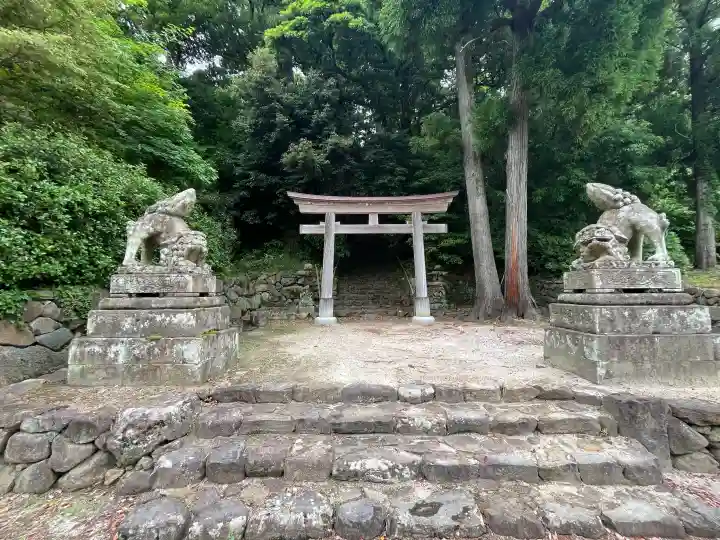 眞名井神社の{uncategorized: "未分類", other: "その他", undefined: "問題あり", building: "その他建物", grave: "お墓", sacred_gate: "鳥居", guardian: "狛犬", statue: "像", buddha: "仏像", history: "歴史", nature: "自然", garden: "庭園", animal: "動物", pagoda: "塔", temizu: "手水舎", mountain_gate: "山門・神門", sanctuary: "本殿・本堂", subordinate: "末社・摂社", art: "芸術", scenery: "景色", jizo: "地蔵", ema: "絵馬", goshuin: "御朱印", omikuji: "おみくじ", items: "授与品その他", amulet: "お守り", goshuincho: "御朱印帳", eats: "食事", festival: "お祭り", votive_dance: "神楽", shichigosan: "七五三参", wedding: "結婚式", experience: "体験その他", initially: "初詣", around: "周辺", anti_infection: "感染症対策"}