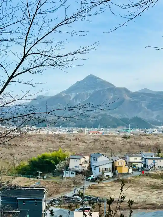 白山神社(法泉寺境内) の{uncategorized: "未分類", other: "その他", undefined: "問題あり", building: "その他建物", grave: "お墓", sacred_gate: "鳥居", guardian: "狛犬", statue: "像", buddha: "仏像", history: "歴史", nature: "自然", garden: "庭園", animal: "動物", pagoda: "塔", temizu: "手水舎", mountain_gate: "山門・神門", sanctuary: "本殿・本堂", subordinate: "末社・摂社", art: "芸術", scenery: "景色", jizo: "地蔵", ema: "絵馬", goshuin: "御朱印", omikuji: "おみくじ", items: "授与品その他", amulet: "お守り", goshuincho: "御朱印帳", eats: "食事", festival: "お祭り", votive_dance: "神楽", shichigosan: "七五三参", wedding: "結婚式", experience: "体験その他", initially: "初詣", around: "周辺", anti_infection: "感染症対策"}