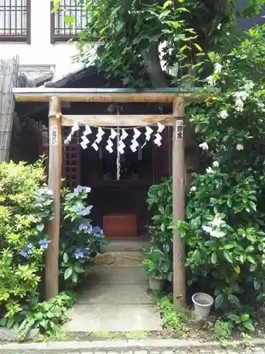 子育稲荷神社の鳥居