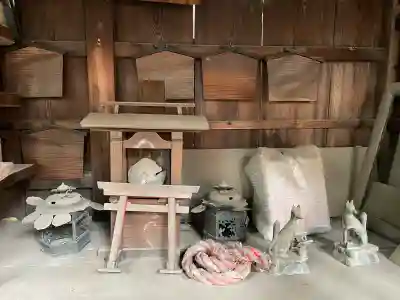 靍護稲荷神社の{uncategorized: "未分類", other: "その他", undefined: "問題あり", building: "その他建物", grave: "お墓", sacred_gate: "鳥居", guardian: "狛犬", statue: "像", buddha: "仏像", history: "歴史", nature: "自然", garden: "庭園", animal: "動物", pagoda: "塔", temizu: "手水舎", mountain_gate: "山門・神門", sanctuary: "本殿・本堂", subordinate: "末社・摂社", art: "芸術", scenery: "景色", jizo: "地蔵", ema: "絵馬", goshuin: "御朱印", omikuji: "おみくじ", items: "授与品その他", amulet: "お守り", goshuincho: "御朱印帳", eats: "食事", festival: "お祭り", votive_dance: "神楽", shichigosan: "七五三参", wedding: "結婚式", experience: "体験その他", initially: "初詣", around: "周辺", anti_infection: "感染症対策"}