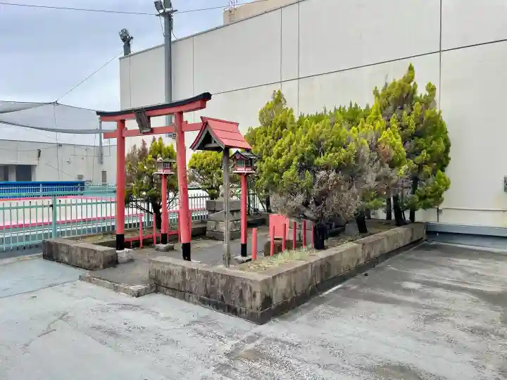 豊川稲荷(藤沢さいか屋)の{uncategorized: "未分類", other: "その他", undefined: "問題あり", building: "その他建物", grave: "お墓", sacred_gate: "鳥居", guardian: "狛犬", statue: "像", buddha: "仏像", history: "歴史", nature: "自然", garden: "庭園", animal: "動物", pagoda: "塔", temizu: "手水舎", mountain_gate: "山門・神門", sanctuary: "本殿・本堂", subordinate: "末社・摂社", art: "芸術", scenery: "景色", jizo: "地蔵", ema: "絵馬", goshuin: "御朱印", omikuji: "おみくじ", items: "授与品その他", amulet: "お守り", goshuincho: "御朱印帳", eats: "食事", festival: "お祭り", votive_dance: "神楽", shichigosan: "七五三参", wedding: "結婚式", experience: "体験その他", initially: "初詣", around: "周辺", anti_infection: "感染症対策"}