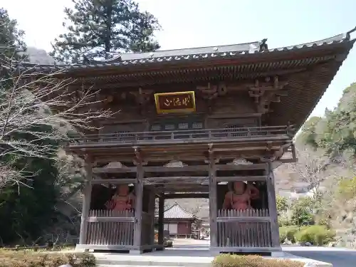 出流山満願寺の山門