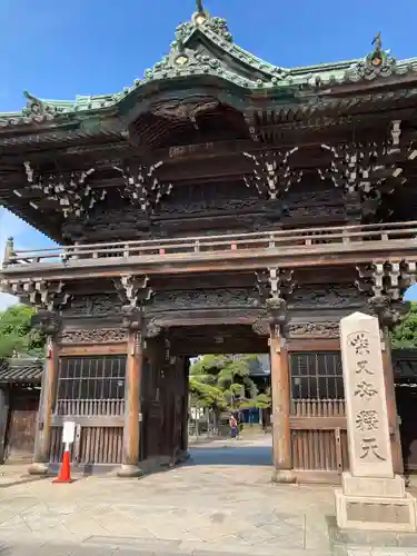 題経寺（柴又帝釈天）の山門