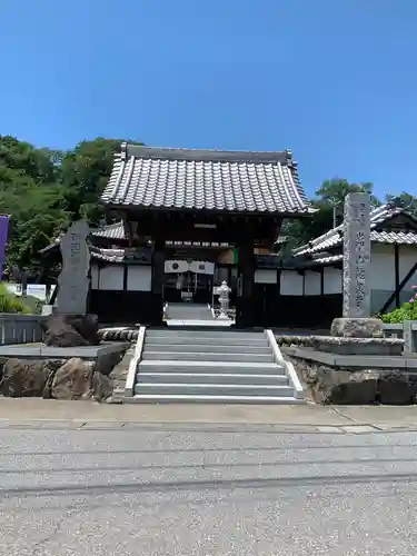 埼玉厄除け開運大師・龍泉寺（切り絵御朱印発祥の寺）の山門