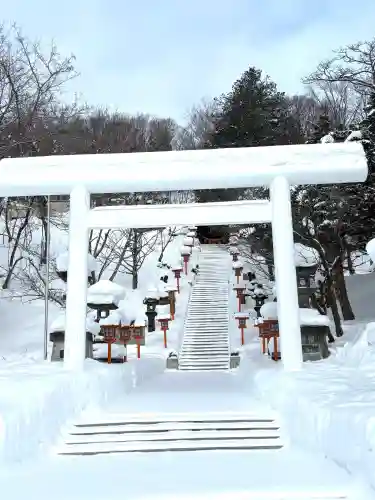 夕張神社の{uncategorized: "未分類", other: "その他", undefined: "問題あり", building: "その他建物", grave: "お墓", sacred_gate: "鳥居", guardian: "狛犬", statue: "像", buddha: "仏像", history: "歴史", nature: "自然", garden: "庭園", animal: "動物", pagoda: "塔", temizu: "手水舎", mountain_gate: "山門・神門", sanctuary: "本殿・本堂", subordinate: "末社・摂社", art: "芸術", scenery: "景色", jizo: "地蔵", ema: "絵馬", goshuin: "御朱印", omikuji: "おみくじ", items: "授与品その他", amulet: "お守り", goshuincho: "御朱印帳", eats: "食事", festival: "お祭り", votive_dance: "神楽", shichigosan: "七五三参", wedding: "結婚式", experience: "体験その他", initially: "初詣", around: "周辺", anti_infection: "感染症対策"}