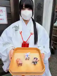 1月1日0時より頒布する授与品のご案内です。
「干支ぬい-午(うま)-」を頒布いたします。
黒、茶色、白の3色で初穂料1500円です。
(数に限りがございます)
来年の干支である午のぬいぐるみのお守りです♫
何事にも「うまくいく」ようにご祈願いたします。
この馬は温泉神社産駒として当社宮司と我が家の娘が名前を付けましたので、お好きな名前の馬をお迎えください!(写真の馬の名前は一例になります)
名前が付いていないお馬さんは仔馬なので、是非名付けてあげてくださいね。
皆様のご来社お待ちしております。
※名付けした馬の名前は実際の競走馬とは関係ありませんが、馬に付いている短冊右側の異名(二つ名)は有名馬を連想させるものになっています。
馬好きな人はどの有名馬の異名か当ててみて下さいね!
#温泉神社 #干支ぬい #うま #巫女さん #お守り