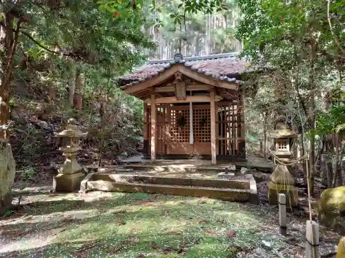 國狭槌神社の{uncategorized: "未分類", other: "その他", undefined: "問題あり", building: "その他建物", grave: "お墓", sacred_gate: "鳥居", guardian: "狛犬", statue: "像", buddha: "仏像", history: "歴史", nature: "自然", garden: "庭園", animal: "動物", pagoda: "塔", temizu: "手水舎", mountain_gate: "山門・神門", sanctuary: "本殿・本堂", subordinate: "末社・摂社", art: "芸術", scenery: "景色", jizo: "地蔵", ema: "絵馬", goshuin: "御朱印", omikuji: "おみくじ", items: "授与品その他", amulet: "お守り", goshuincho: "御朱印帳", eats: "食事", festival: "お祭り", votive_dance: "神楽", shichigosan: "七五三参", wedding: "結婚式", experience: "体験その他", initially: "初詣", around: "周辺", anti_infection: "感染症対策"}