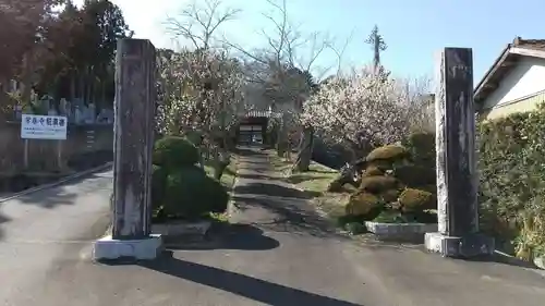 常春寺の山門