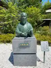 象山神社の像