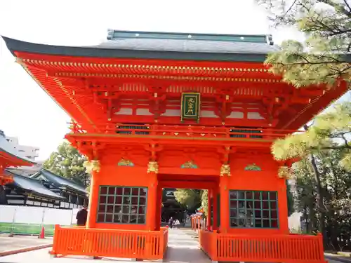 穴八幡宮の山門