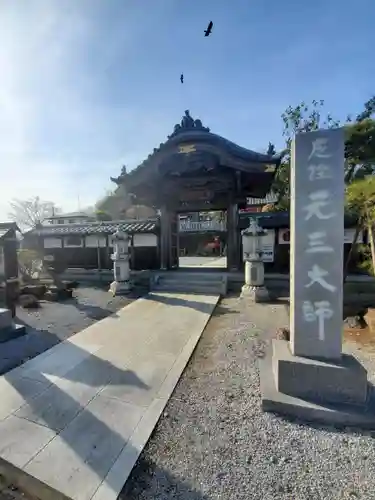 寺岡山元三大師の山門・神門