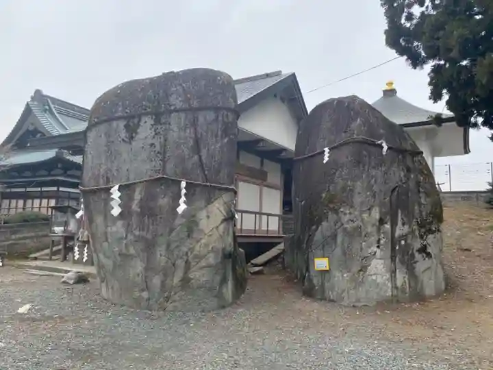 三ツ石神社(岩手県)