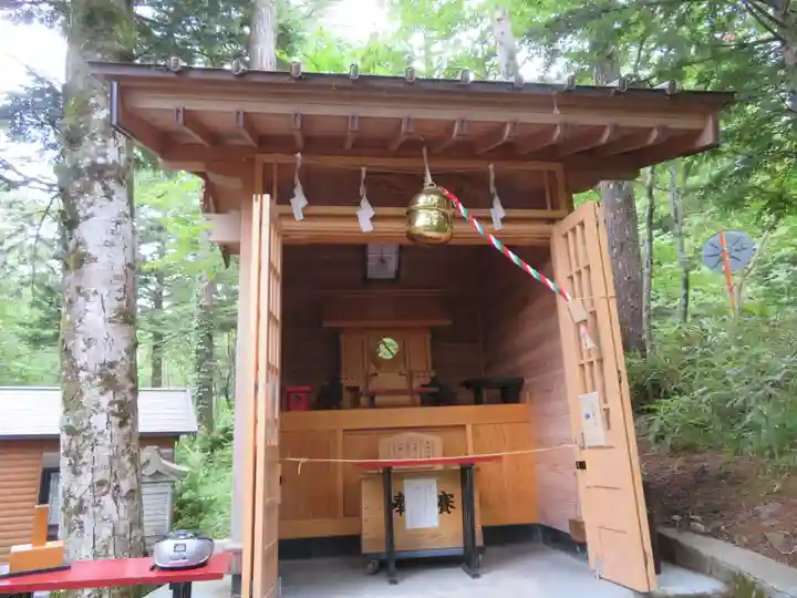 新屋山神社奥宮の本殿・本堂