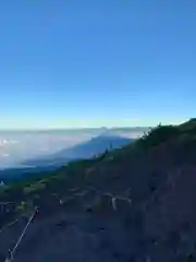 富士山頂上浅間大社奥宮の景色