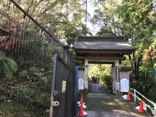 観音寺の山門