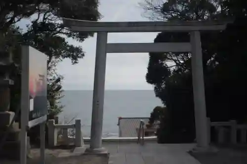 大洗磯前神社の{uncategorized: "未分類", other: "その他", undefined: "問題あり", building: "その他建物", grave: "お墓", sacred_gate: "鳥居", guardian: "狛犬", statue: "像", buddha: "仏像", history: "歴史", nature: "自然", garden: "庭園", animal: "動物", pagoda: "塔", temizu: "手水舎", mountain_gate: "山門・神門", sanctuary: "本殿・本堂", subordinate: "末社・摂社", art: "芸術", scenery: "景色", jizo: "地蔵", ema: "絵馬", goshuin: "御朱印", omikuji: "おみくじ", items: "授与品その他", amulet: "お守り", goshuincho: "御朱印帳", eats: "食事", festival: "お祭り", votive_dance: "神楽", shichigosan: "七五三参", wedding: "結婚式", experience: "体験その他", initially: "初詣", around: "周辺", anti_infection: "感染症対策"}