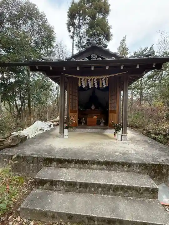 玉野御嶽神社の{uncategorized: "未分類", other: "その他", undefined: "問題あり", building: "その他建物", grave: "お墓", sacred_gate: "鳥居", guardian: "狛犬", statue: "像", buddha: "仏像", history: "歴史", nature: "自然", garden: "庭園", animal: "動物", pagoda: "塔", temizu: "手水舎", mountain_gate: "山門・神門", sanctuary: "本殿・本堂", subordinate: "末社・摂社", art: "芸術", scenery: "景色", jizo: "地蔵", ema: "絵馬", goshuin: "御朱印", omikuji: "おみくじ", items: "授与品その他", amulet: "お守り", goshuincho: "御朱印帳", eats: "食事", festival: "お祭り", votive_dance: "神楽", shichigosan: "七五三参", wedding: "結婚式", experience: "体験その他", initially: "初詣", around: "周辺", anti_infection: "感染症対策"}