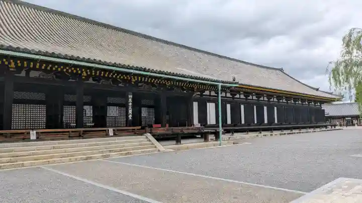蓮華王院(三十三間堂)の{uncategorized: "未分類", other: "その他", undefined: "問題あり", building: "その他建物", grave: "お墓", sacred_gate: "鳥居", guardian: "狛犬", statue: "像", buddha: "仏像", history: "歴史", nature: "自然", garden: "庭園", animal: "動物", pagoda: "塔", temizu: "手水舎", mountain_gate: "山門・神門", sanctuary: "本殿・本堂", subordinate: "末社・摂社", art: "芸術", scenery: "景色", jizo: "地蔵", ema: "絵馬", goshuin: "御朱印", omikuji: "おみくじ", items: "授与品その他", amulet: "お守り", goshuincho: "御朱印帳", eats: "食事", festival: "お祭り", votive_dance: "神楽", shichigosan: "七五三参", wedding: "結婚式", experience: "体験その他", initially: "初詣", around: "周辺", anti_infection: "感染症対策"}