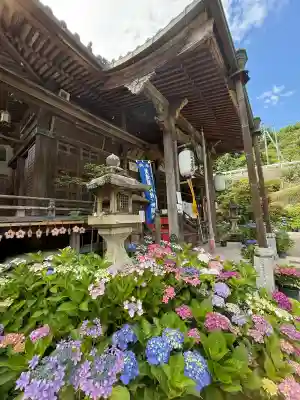 釜滝薬師金剛寺の{uncategorized: "未分類", other: "その他", undefined: "問題あり", building: "その他建物", grave: "お墓", sacred_gate: "鳥居", guardian: "狛犬", statue: "像", buddha: "仏像", history: "歴史", nature: "自然", garden: "庭園", animal: "動物", pagoda: "塔", temizu: "手水舎", mountain_gate: "山門・神門", sanctuary: "本殿・本堂", subordinate: "末社・摂社", art: "芸術", scenery: "景色", jizo: "地蔵", ema: "絵馬", goshuin: "御朱印", omikuji: "おみくじ", items: "授与品その他", amulet: "お守り", goshuincho: "御朱印帳", eats: "食事", festival: "お祭り", votive_dance: "神楽", shichigosan: "七五三参", wedding: "結婚式", experience: "体験その他", initially: "初詣", around: "周辺", anti_infection: "感染症対策"}