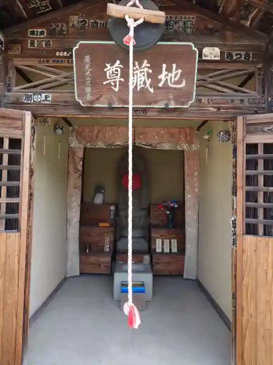 秩父札所十三番 慈眼寺の{uncategorized: "未分類", other: "その他", undefined: "問題あり", building: "その他建物", grave: "お墓", sacred_gate: "鳥居", guardian: "狛犬", statue: "像", buddha: "仏像", history: "歴史", nature: "自然", garden: "庭園", animal: "動物", pagoda: "塔", temizu: "手水舎", mountain_gate: "山門・神門", sanctuary: "本殿・本堂", subordinate: "末社・摂社", art: "芸術", scenery: "景色", jizo: "地蔵", ema: "絵馬", goshuin: "御朱印", omikuji: "おみくじ", items: "授与品その他", amulet: "お守り", goshuincho: "御朱印帳", eats: "食事", festival: "お祭り", votive_dance: "神楽", shichigosan: "七五三参", wedding: "結婚式", experience: "体験その他", initially: "初詣", around: "周辺", anti_infection: "感染症対策"}